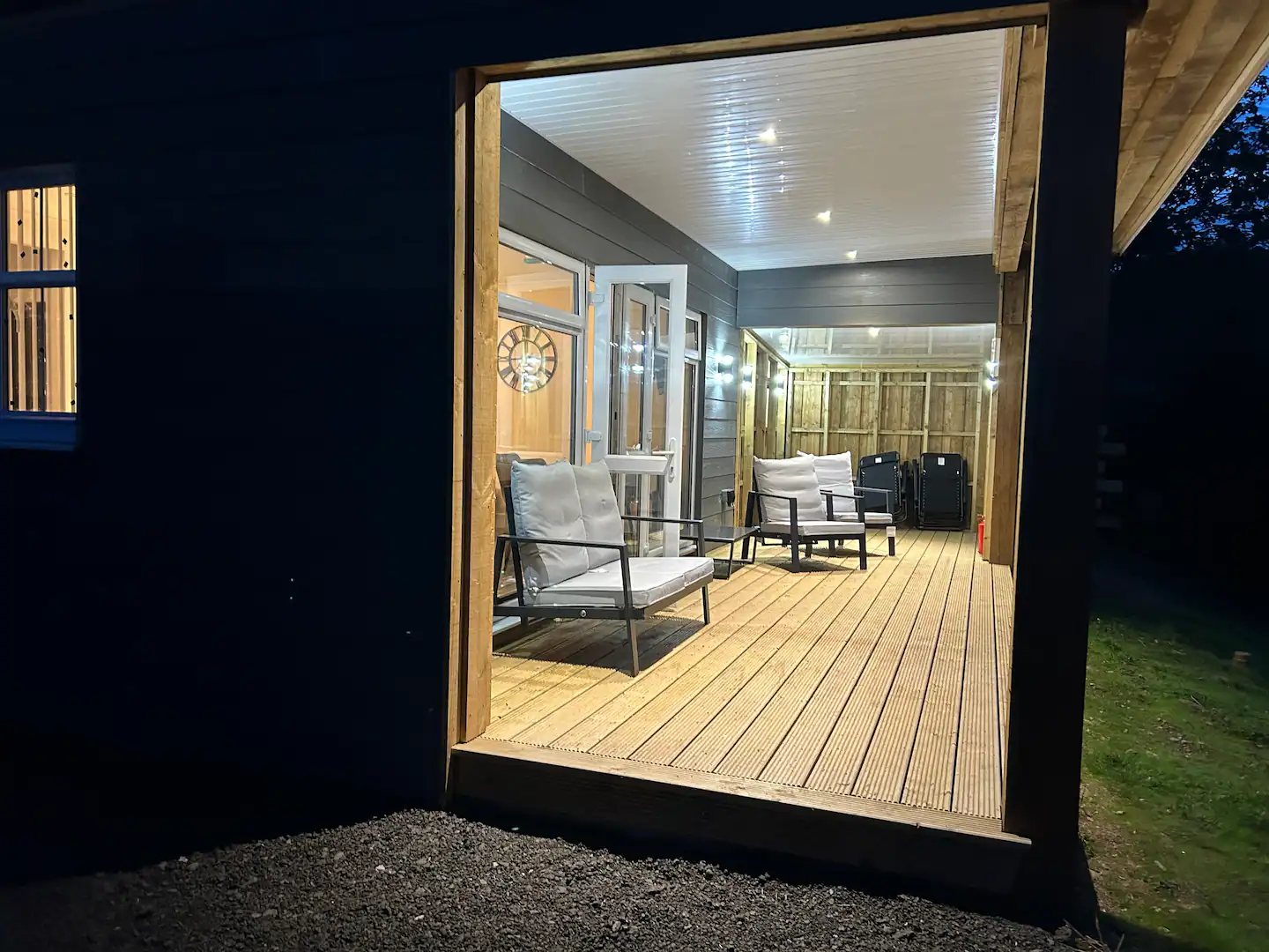 Castle Glen Lodge - exterior view of decking after dark