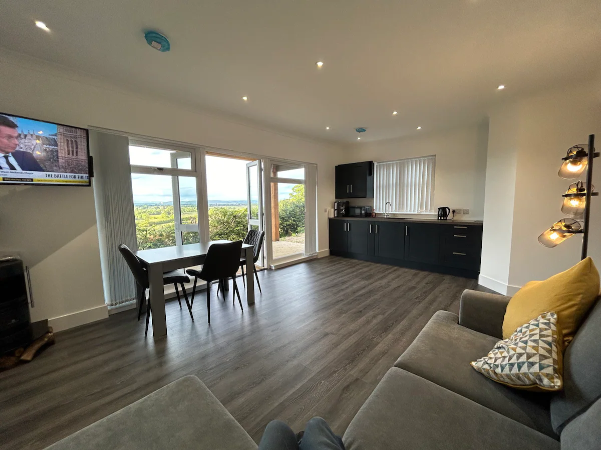 Castle Glen Lodge - open plan living and dining space