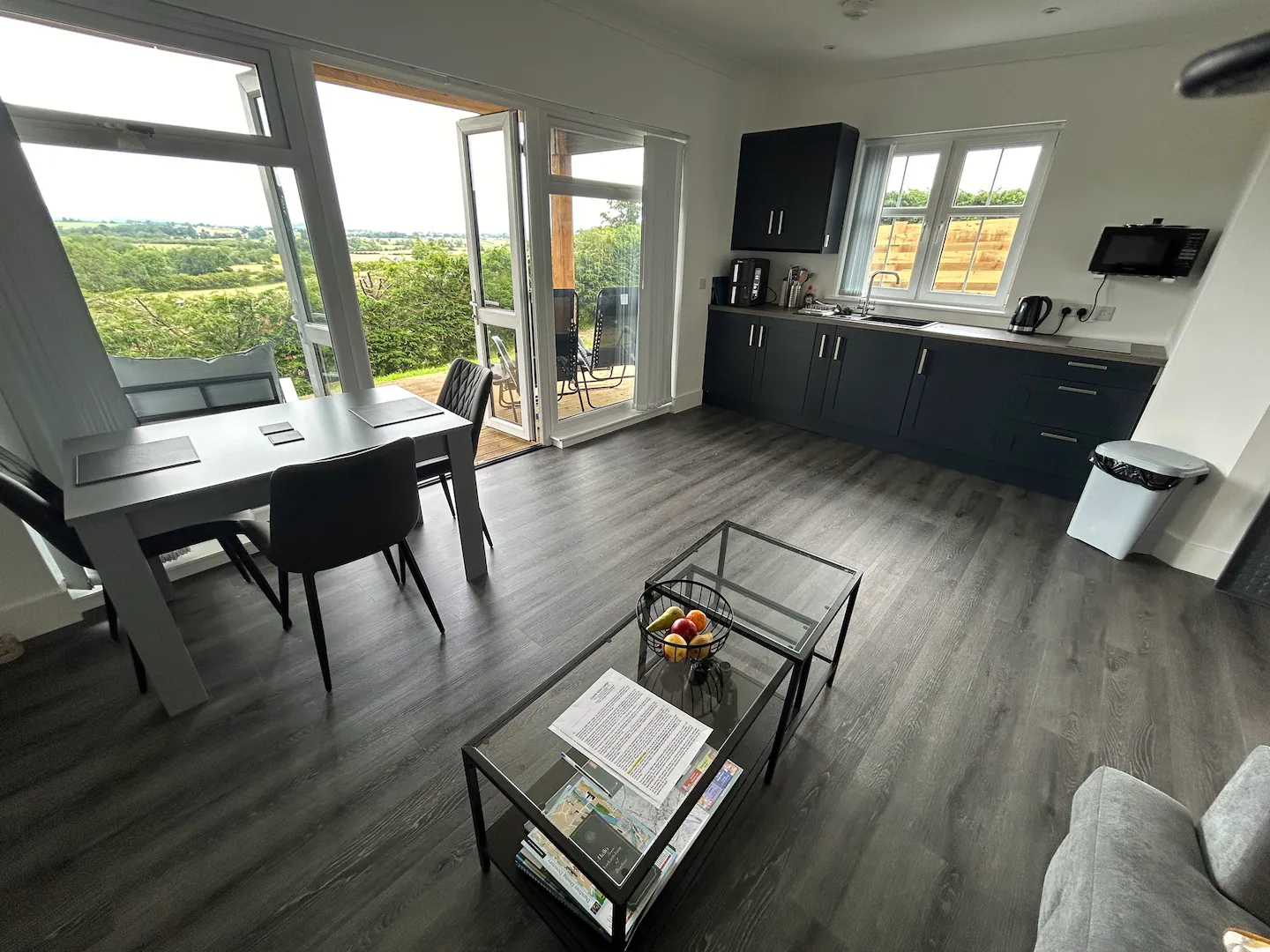 Castle Glen Lodge - open plan living and dining space