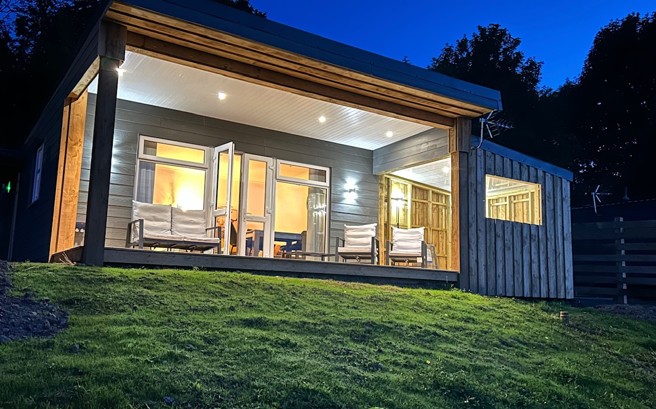 Castle Glen Lodge - night-time exterior