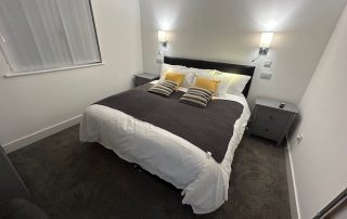 Castle Glen Lodge - bedroom with large, comfortable bed