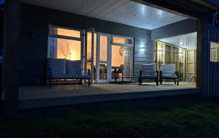 Castle Glen Lodge - evening exterior view of deck