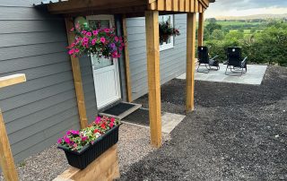 Castle Glen Lodge - exterior view of porch