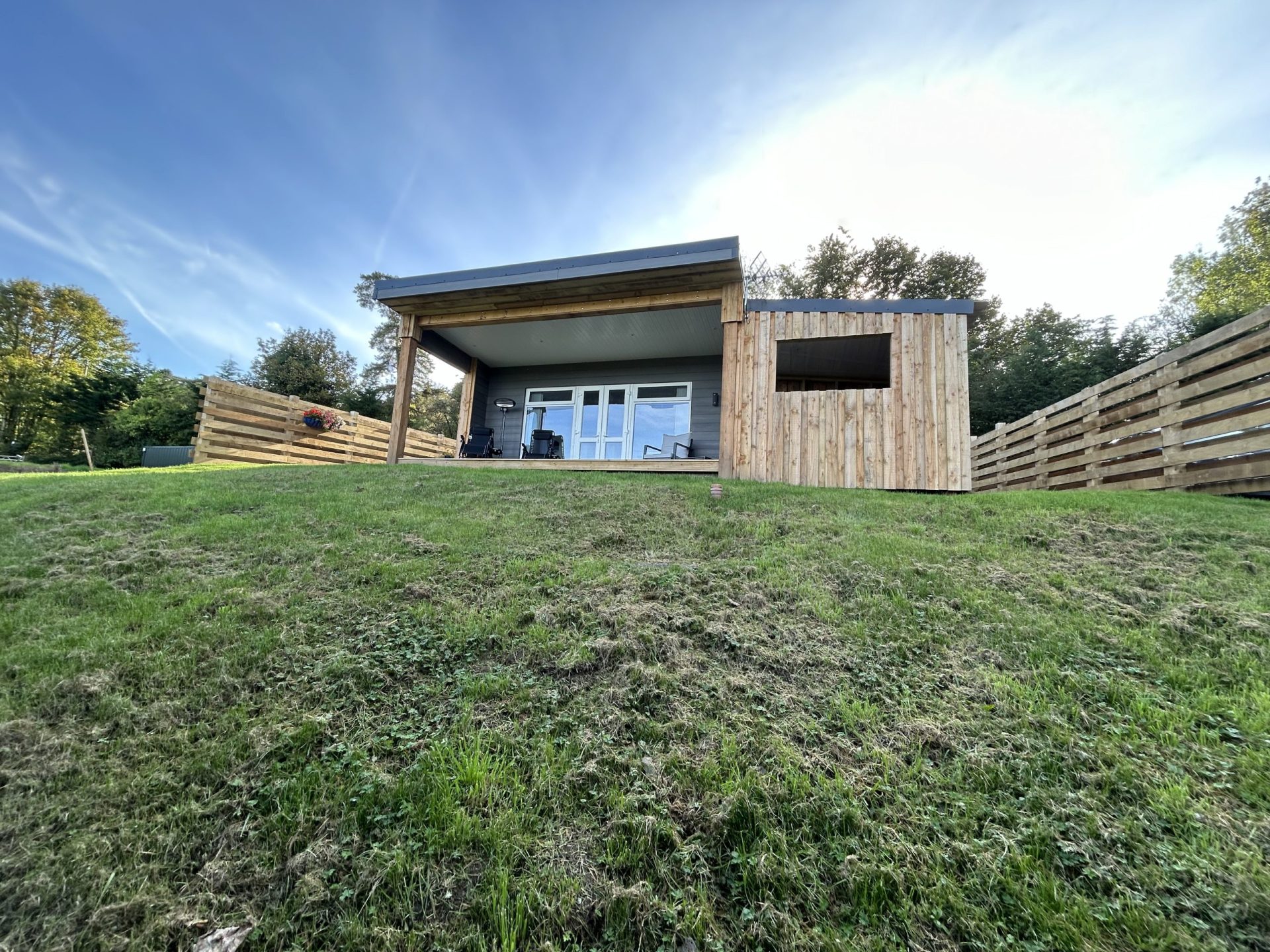 Castle Glen Lodge - lawn and exterior view