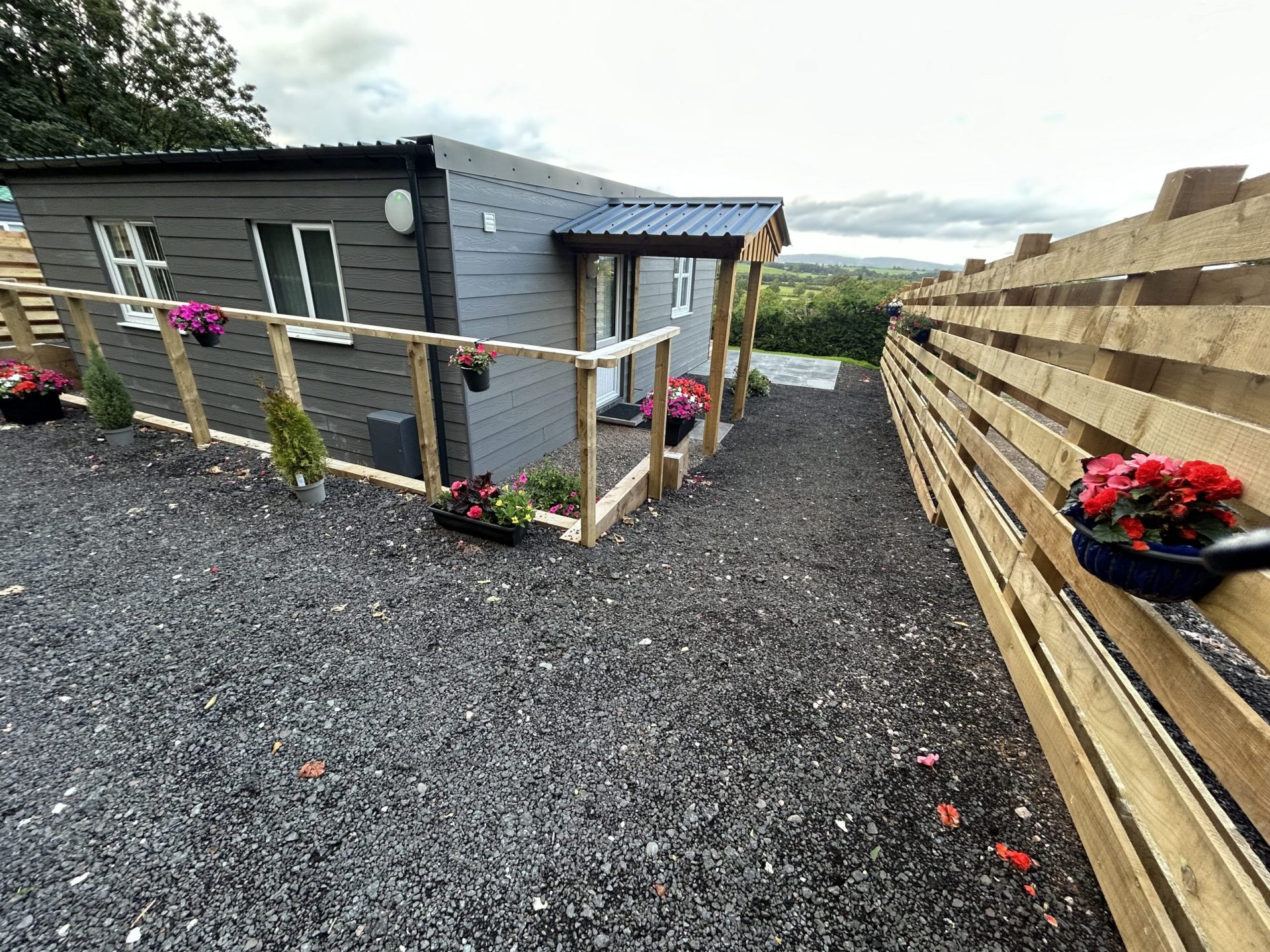 Castle Glen Lodge - exterior view of lodge and parking